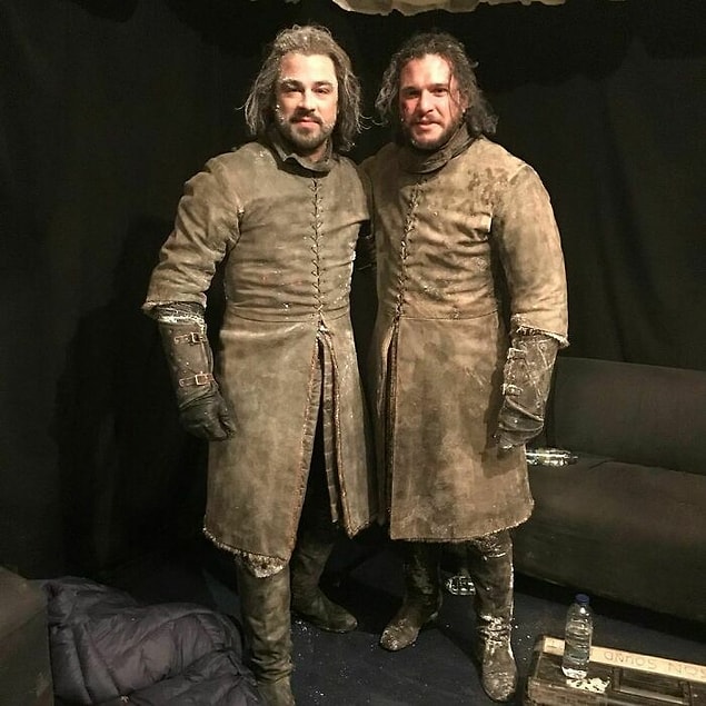 7. 'Game of Thrones' dizi çekimlerinden Kit Harington ve dublörü oldukça üşümüş gibi gözüküyorlar...