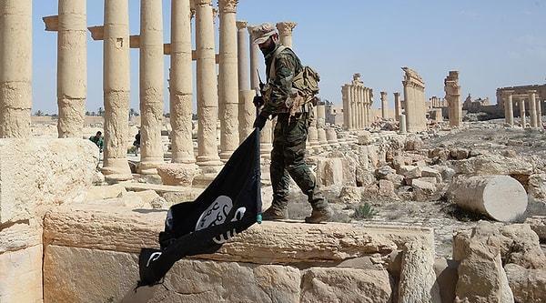Yine aynı dönemde IŞİD, 50 yılı aşkın süre boyunca Palmira'da çalışan Esad'ı rehin aldı.