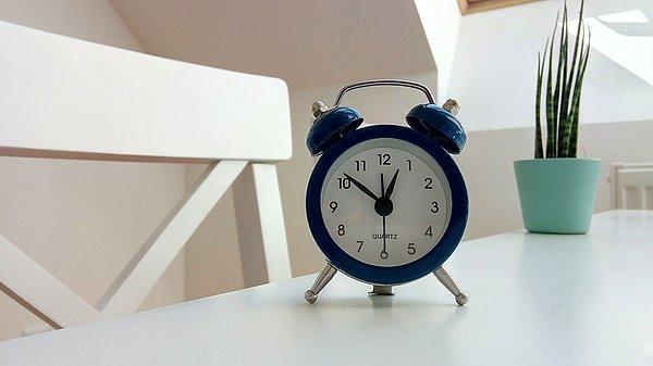 18. Alarm kurmak sandığınız kadar yararlı olmayabilir. Alarm, aslında sizi ürkütür ve panik olmanıza neden olarak uyanmanızı sağlar.