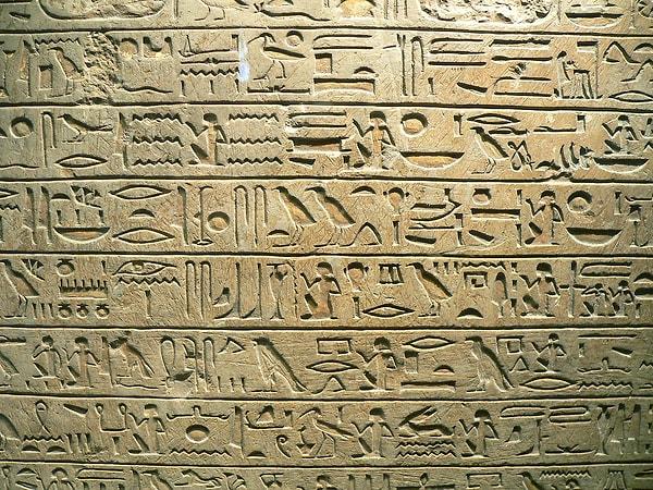 Hiyeroglif yazısı, sesleri ve nesneleri temsil eden işaretlerden oluşuyor.