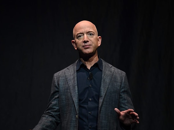 Amazon'un kurucusu olan Jeff Bezos 201.8 milyar dolarlık servetiyle bugün dünyanın en zengin insanı.