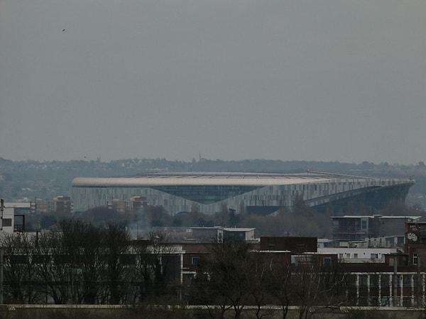 12. "Tottenham Hotspur'ün futbol stadyumu uzaktan bir UFO'ya benziyor."
