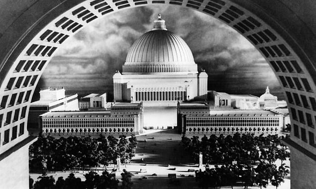 26. Hitler, Nazi gücünü sergilemek için Berlin'i bir mega şehir olan Germania ile değiştirmeyi planlamıştır. Bu plana göre şehirde yalnızca askeri geçit törenleri için kullanılacak geniş caddeler olacaktı. Araba ve yayalar şehrin altından geçen tünelleri kullanacaktı.