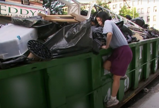 Yemeğe para verme konusuna da kendince çözümler üretmiş. Marketlerin ve restoranların çöplerinde yiyebileceği paketlenmiş, organik ve hijyenik yemekleri arıyormuş.