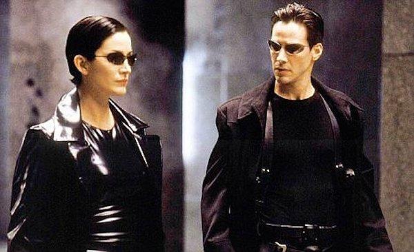 21. Matrix filminde kullanılan ve kült haline gelen gözlük.