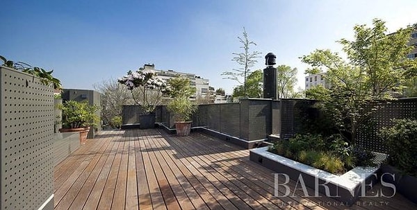 На территории есть ухоженная открытая терраса (Изображение: Barnes)