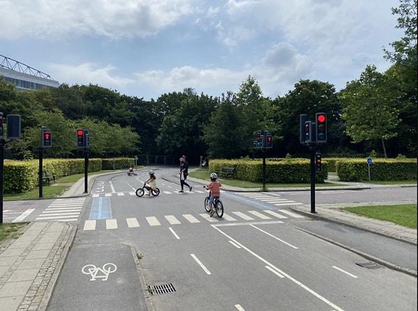 3. Kopenhag'da, çocukların trafikte bisiklet sürmeyi öğrenmeleri için tasarlanmış minyatür oyun alanları bulunuyor.