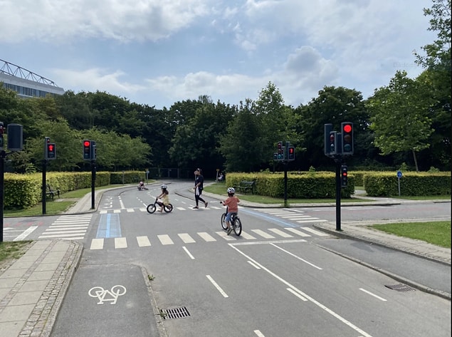 3. Kopenhag'da, çocukların trafikte bisiklet sürmeyi öğrenmeleri için tasarlanmış minyatür oyun alanları bulunuyor.