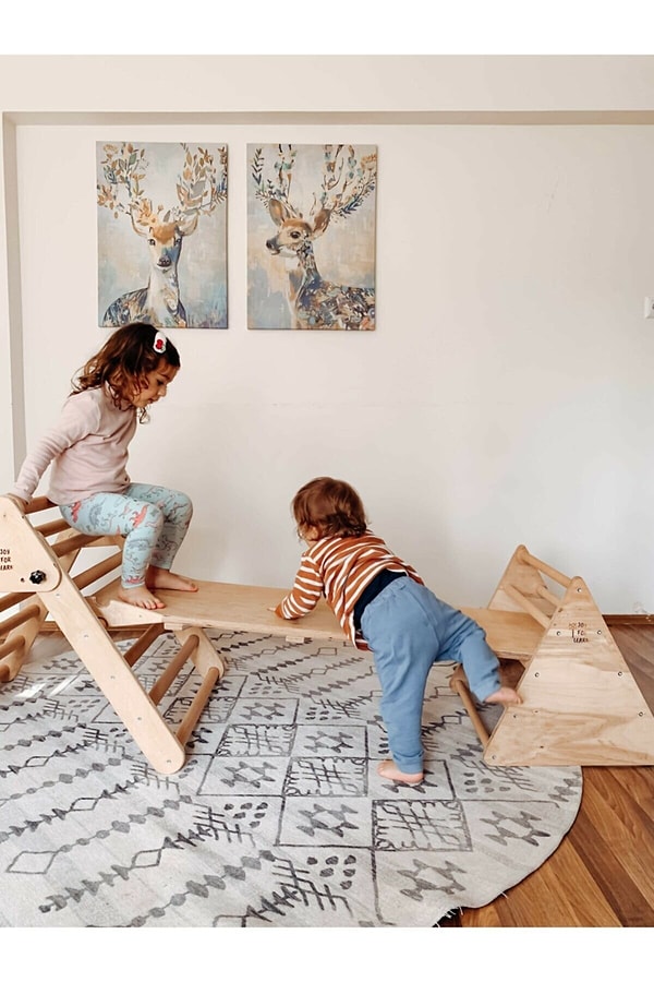 Montessori yaklaşımında, çocukların odası olabildiğince sade olmalıdır ki, dikkatleri dağılmasın. Bu yüzden renkli oyuncaklardan ziyade ahşap oyuncakları çokça görüyoruz.