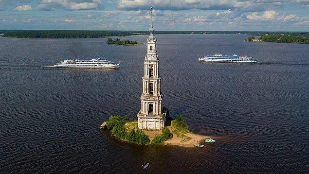 16. Kalyazin, Rusya'da sular altında kalan St. Nicholas Kilisesi'nin çan kulesi