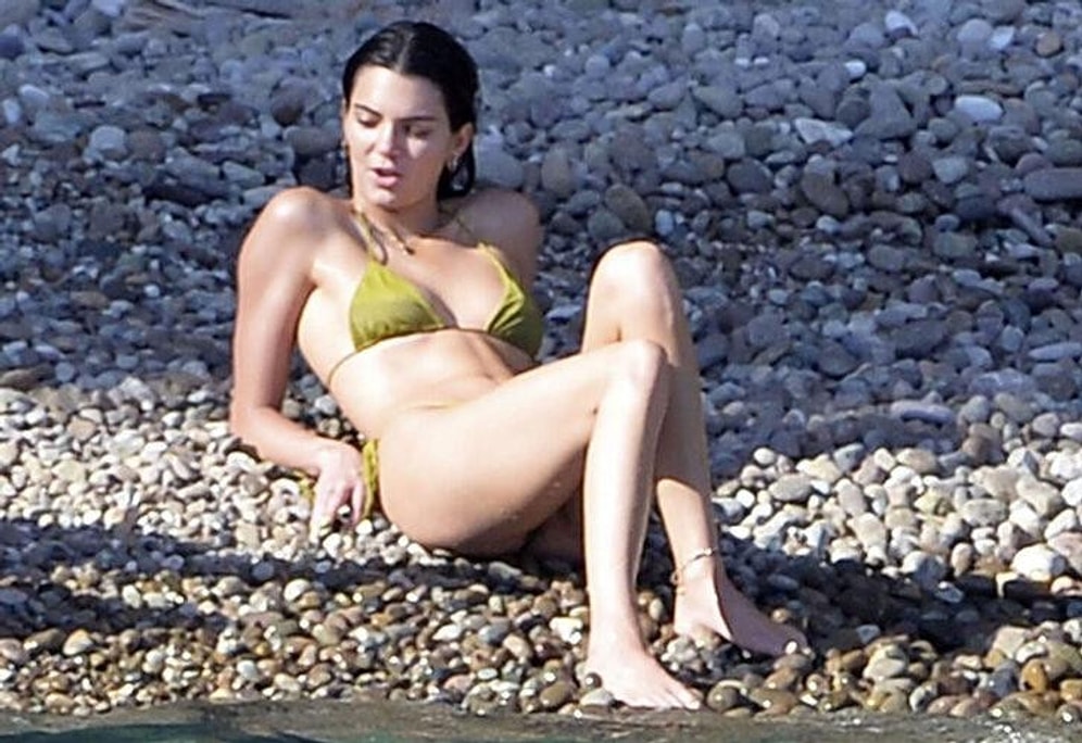 Kendall Jenner Yeşil Bikinisiyle İtalya'da Görüntülendi