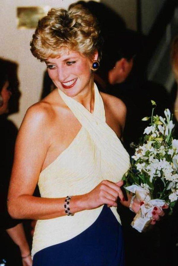12. İki farklı renkten oluşan bu bileklik, Diana'nın en sevdiği takıları arasında yer alıyordu. 🥰
