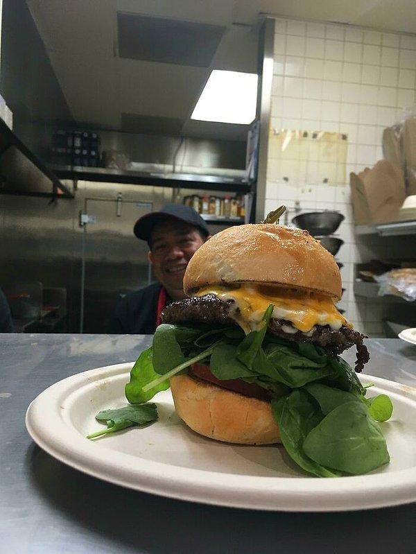 17. "Mutfak şefi gurur duyduğu bir hamburger yaptı ve fotoğrafını çekmemi istedi."