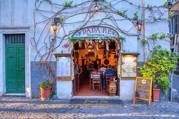 16. "İtalya'daki bir restoranın turist tuzağı olup olmadığını anlamak gerçekten çok kolay. Sadece çalışma saatlerine bakın. Yerel insanların gittiği otantik restoranlar akşam yediden önce açılmayacaktır."