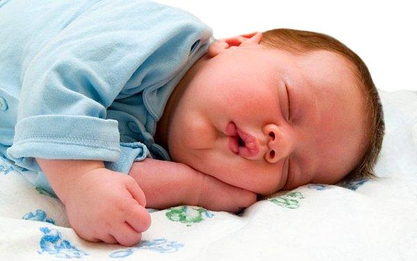 Bebeklerin uyku pozisyonlarına dikkat edilmesi gerekir.