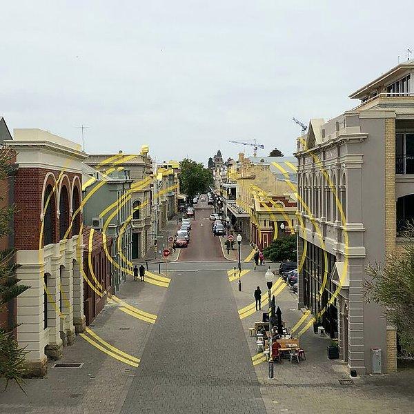 25. Bu sokaktaki binaların üzerinde boyanmış bir optik illüzyon var. Fremantle, Avustralya.