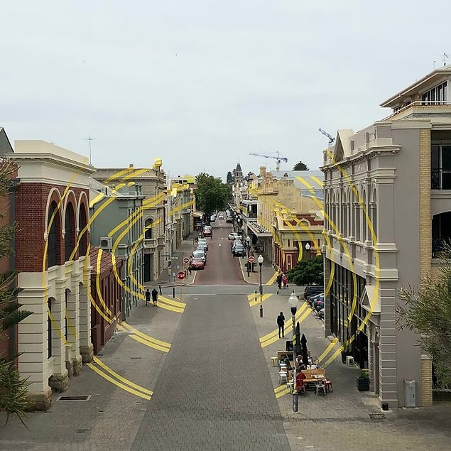 25. Bu sokaktaki binaların üzerinde boyanmış bir optik illüzyon var. Fremantle, Avustralya.
