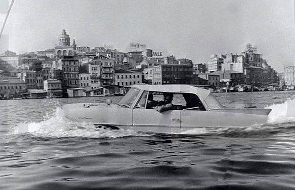 21. Boğazda araba sürme, İstanbul, 1964.