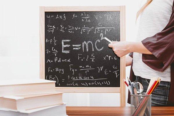 23. Einstein'ın en ünlü formülüne ev sahipliği yapar.