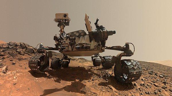 Türkçede "merak" anlamına gelen Curiosity, araştırmalarını Mars'taki Gale Krateri'nde yürütüyor.