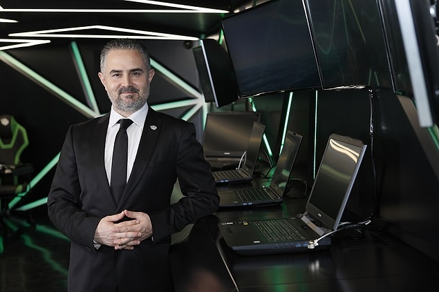 Ortaokula geldiğinde yazları oto sanayide çıraklık yapmaya başladı…