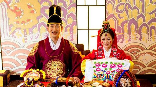 5. "Güney Kore'de düğünler çok hızlı yapılıyor ancak masraflı oluyor. Düğüne katılan konuklar gelin ve damada bir miktar para veriyorlar ve bu genellikle düğün masraflarını karşılamaya yetiyor."