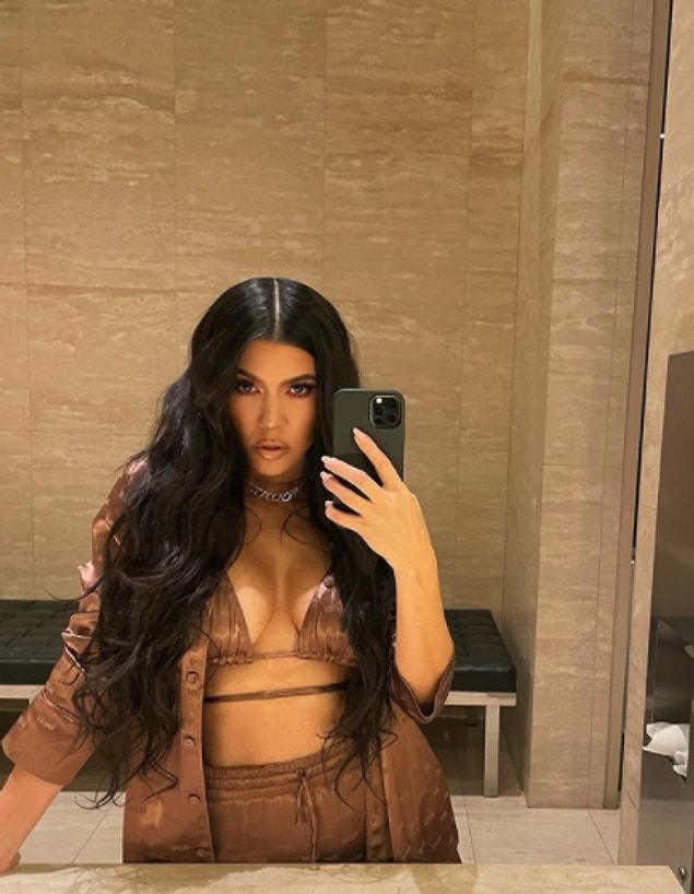 Kourtney'yi tanımayanlarınız için, kendisi Kardashian kardeşlerin en büyüğü oluyor.