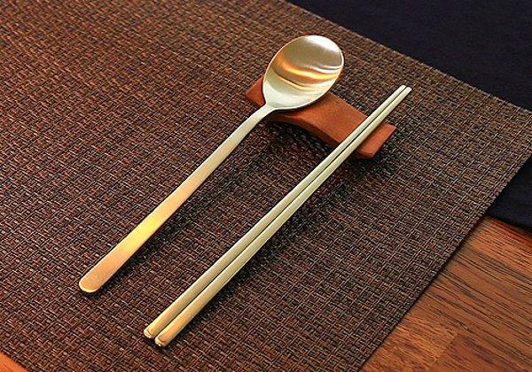 17. "Japonya'da bambu yemek çubukları, Çin'de ise ahşap olanlar kullanılırken Güney Kore'de metal çubuklar kullanılıyor. Koreliler ayrıca kaşığı da çok sık kullanıyorlar."