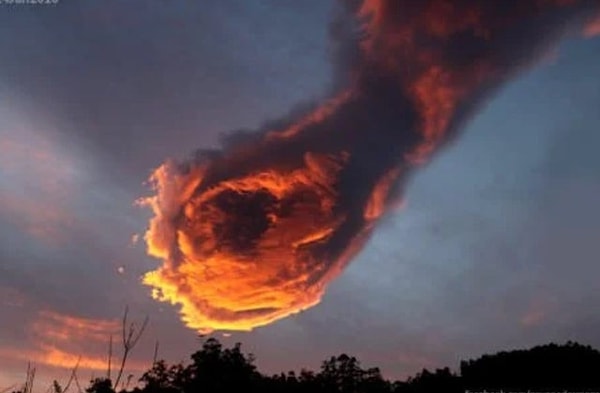 14. Bir ateş topunu andıran bu bulut, günbatımında dünyanın sonu geldiği izlenimini veriyor.
