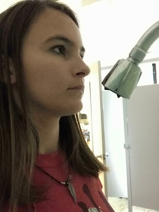 27. Boyu sadece 170 cm olan bu kızın yurt banyosundaki dramı.