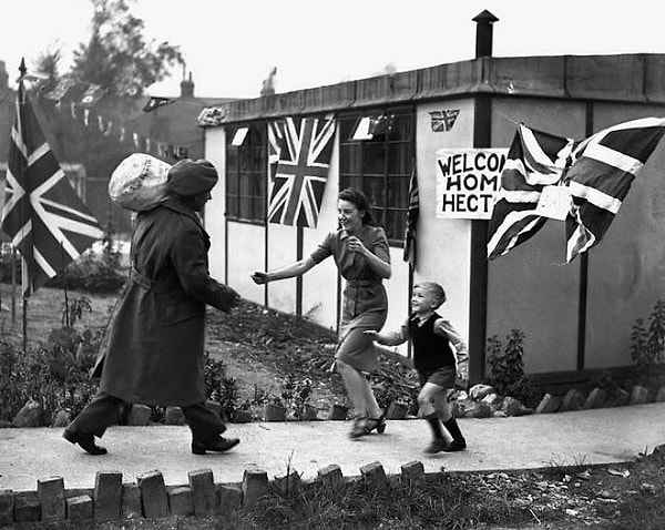 9. 1945: День, когда папа вернулся домой. Стрелок Гектор Мердок пропал на 4 года. Он был военнопленным в Сингапуре. Его жена Розина и сын Иоанн не знали, жив он или мертв. Он пришел домой в свой день рождения