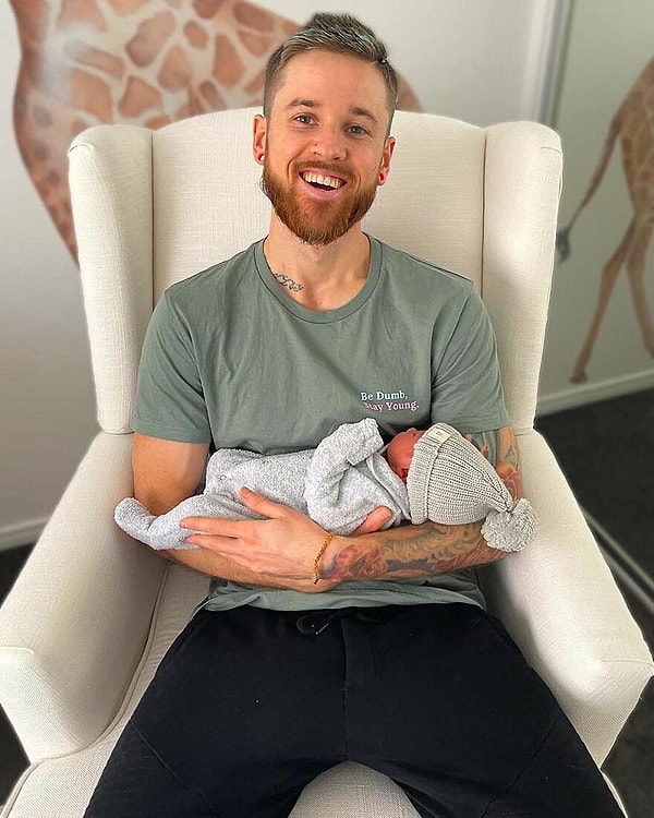 Около недели назад его жена наконец-то родила красивого мальчика