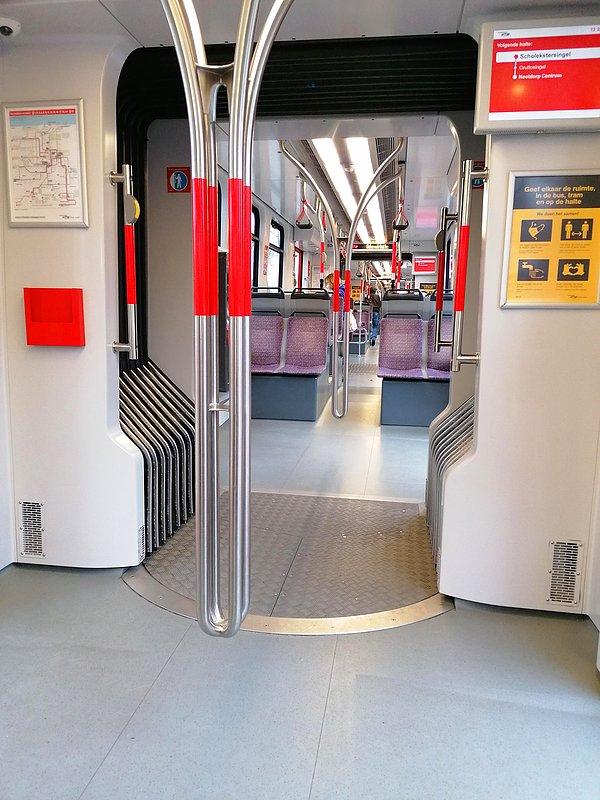 13. Bu metroda yerlerin kolay silinmesi için tutunmak için konulan demirler yere değmeyecek şekilde tasarlanmış:
