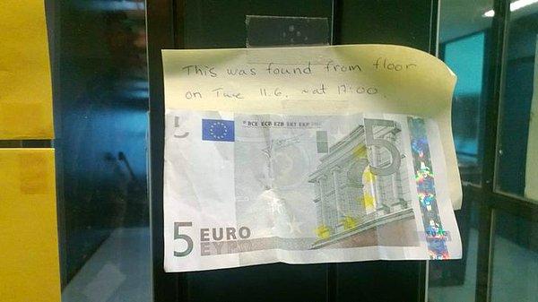 6. Finlandiya'da bir ofiste yerde 5 Euro bulan bir kişi parayı bulduğu gün ve saati yazdığı notla duyuru panosuna asmış: