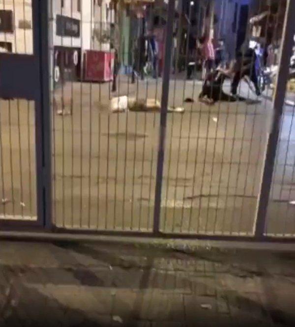 dokuz8haber.net'te yer alan habere göre, Saldırıya uğrayan müşterilerin anlatımına göre olay pazar sabah erken saatlerde Beyoğlu’nda yaşandı.