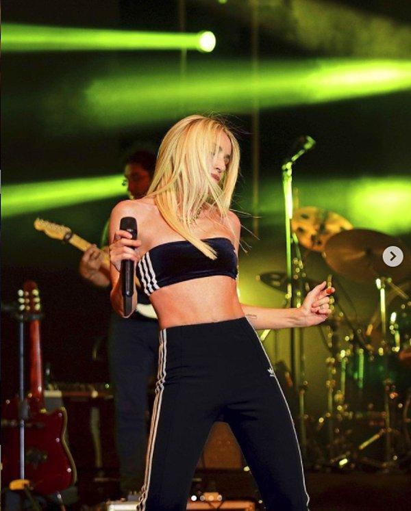 Yasakların kalkmasıyla konser vermeye başlayan ünlü şarkıcı, ilk sahnesine 4 Temmuz'da çıktı.