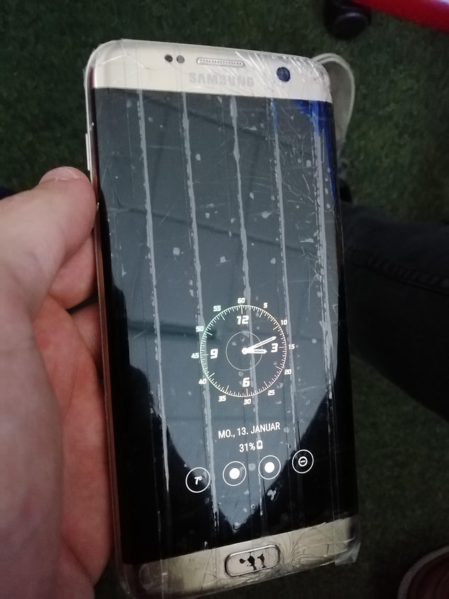 13. "Buluşup bir mekana oturduk. O ana kadar her şey çok güzeldi. Sonra cebinden telefonunu çıkarıp masaya koydu ama telefonunu bildiğiniz siyah bantla sarmıştı. Neden böyle bir şey yaptığını sorunca 'FBI bizi hep dinliyor' dedi..."