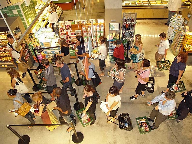 1. Herkesin sabırlı bir şekilde sıra beklemesi alışkın olmayanları hayrete düşürüyor.