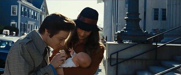 10. 'American Hustle' filminde Jeremy Renner'ın öptüğü bebek, Renner'ın o dönem 1 aylık olan gerçek kızı Eva.