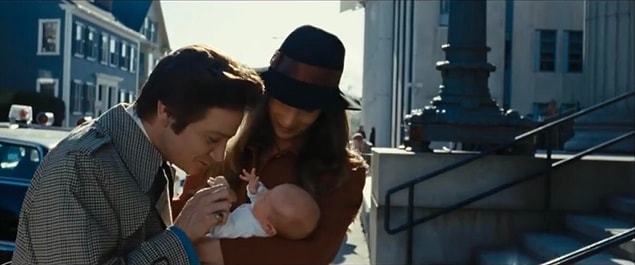 10. 'American Hustle' filminde Jeremy Renner'ın öptüğü bebek, Renner'ın o dönem 1 aylık olan gerçek kızı Eva.