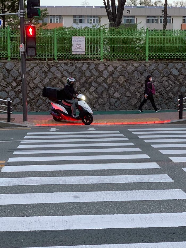 2. Güney Kore'de trafik ışıkları yerde de bulunuyor. Bunun sebebiyse, telefona bakanların ışığı görebilmeleri için.