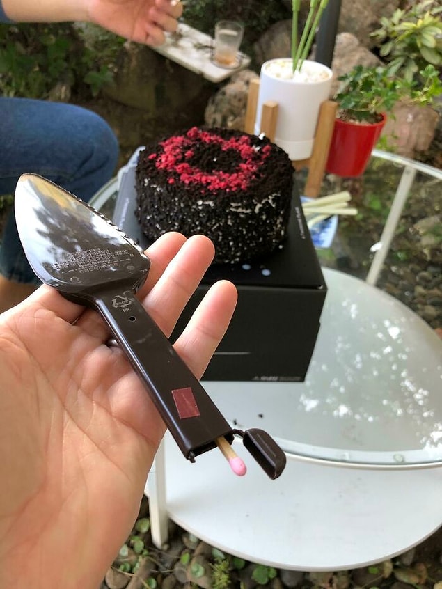 12. Güney Kore'de satılan bu keklerin yanında gelen bedava plastik bıçağın içinde mum ve kibrit bulunuyor.