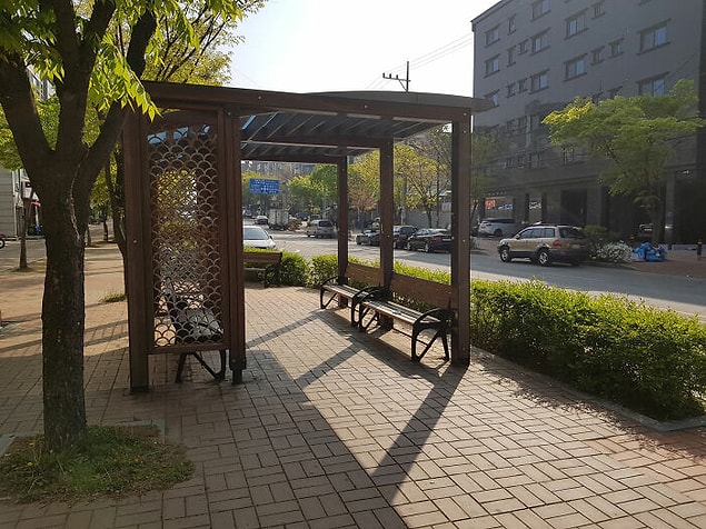 13. Güney Kore'nin Ansan şehrinde yayaların dinlenebilmesi için her yarım kilometrede bir dinlenme yeri var.