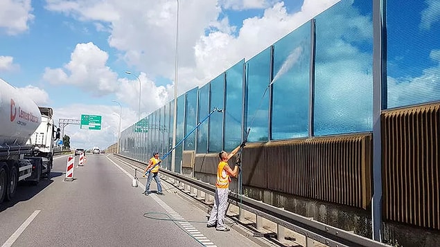 15. Yoldan geçen araçların gürültüsünü ve egzoz dumanını engellemek için yol yapılırken ses bariyerleri de yapılıyor.