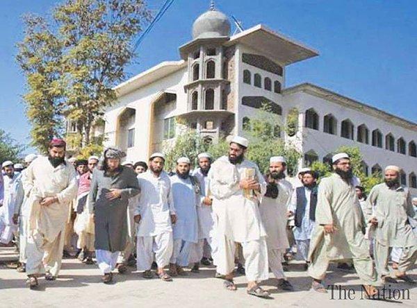 Burası Pakistan'ın en eski ve en ünlü Kur'an okulu. 1947'den beri açık ve burada sadece İslam öğretiliyor. Kurucusu Abdülhak Sovyetlerin Afgan işgali sırasında komünizme karşı cihad ilan eder.