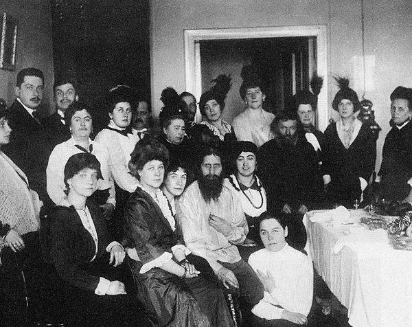 Rasputin diğer din insanlarının aksine kadınları baştan çıkaran biri olarak ünlenmişti.