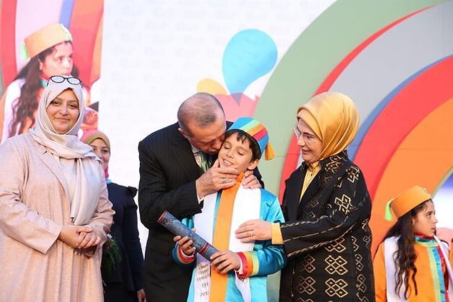 Sanırım hem kendisi hem torunları için en doğru seçim başkalarının çocuklarıyla ‘’şakalaşmak’’ değil de emekli olup kendi torunlarıyla gerçek anlamıyla şakalaşmak, hoş vakit geçirmek. Benimle aynı düşünceye sahip en az 40 milyon insan bulabilirim...
