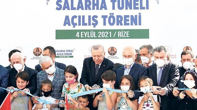 Bildiğiniz üzere dün Rize'de Salarha Tüneli'nin açılış töreni vardı. Cumhurbaşkanı Recep Tayyip Erdoğan'ın törende kurdeleyi erken kesen çocuğun kafasına vurması tünelden daha çok gündem oldu.
