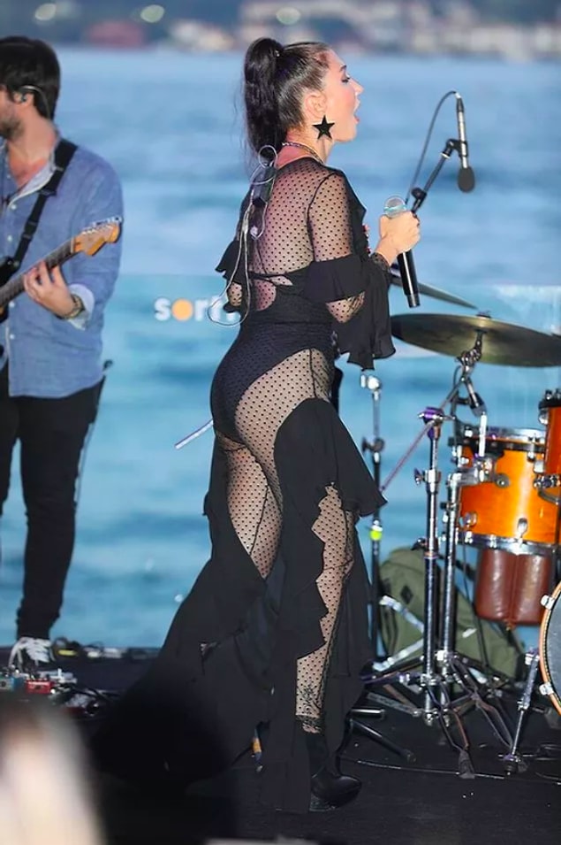 Hande Yener, geçtiğimiz temmuz ayında giydiği sahne kıyafeti yüzünden eleştirilince 'Daha açık giyineceğim' demiş ve herkese tokat gibi cevabını yapıştırmıştı.