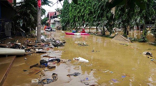 2. Endonezya'nın başkenti Cakarta'da meydana gelen sel felaketi nedeniyle binlerce kişi evlerinden tahliye edildi.